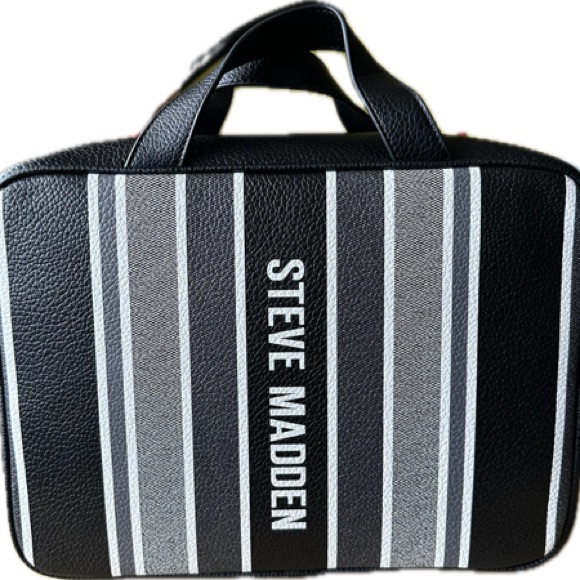 Steve Madden Weekender Cosmetic Bag - Picture 1 of 4